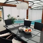 Apartament z prywatnym, krytym basenem